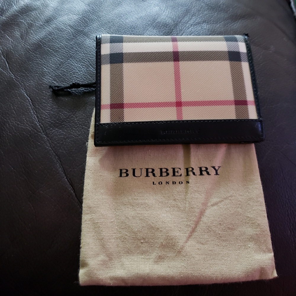 *Authentic Burberry Novacheck Card ID Wallet